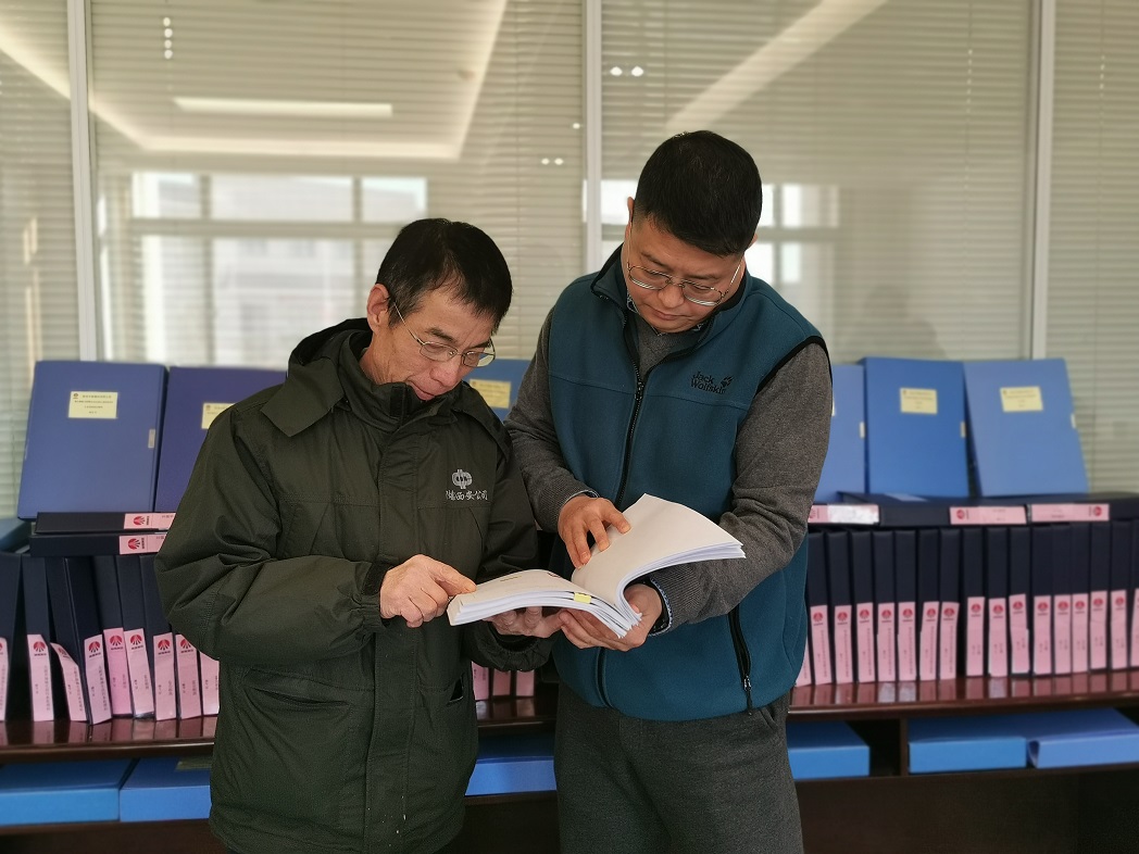 1610159296594304.jpeg 现场查看有关资料.jpg