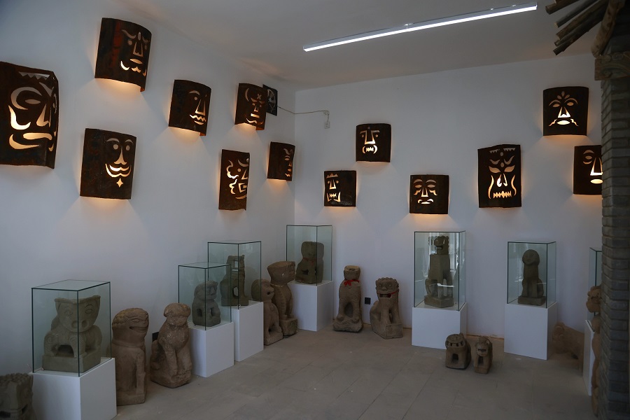 1631240923974583.jpeg 石镇物展厅及铁艺面具.jpg