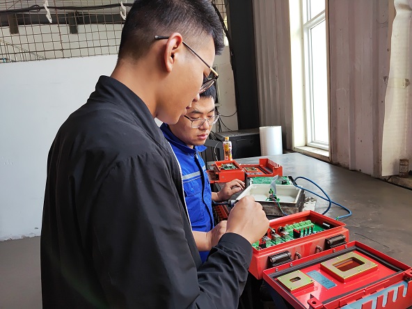 1664329527998544.jpeg 厂家领导升级设备软件系统 孙磊 摄.jpg