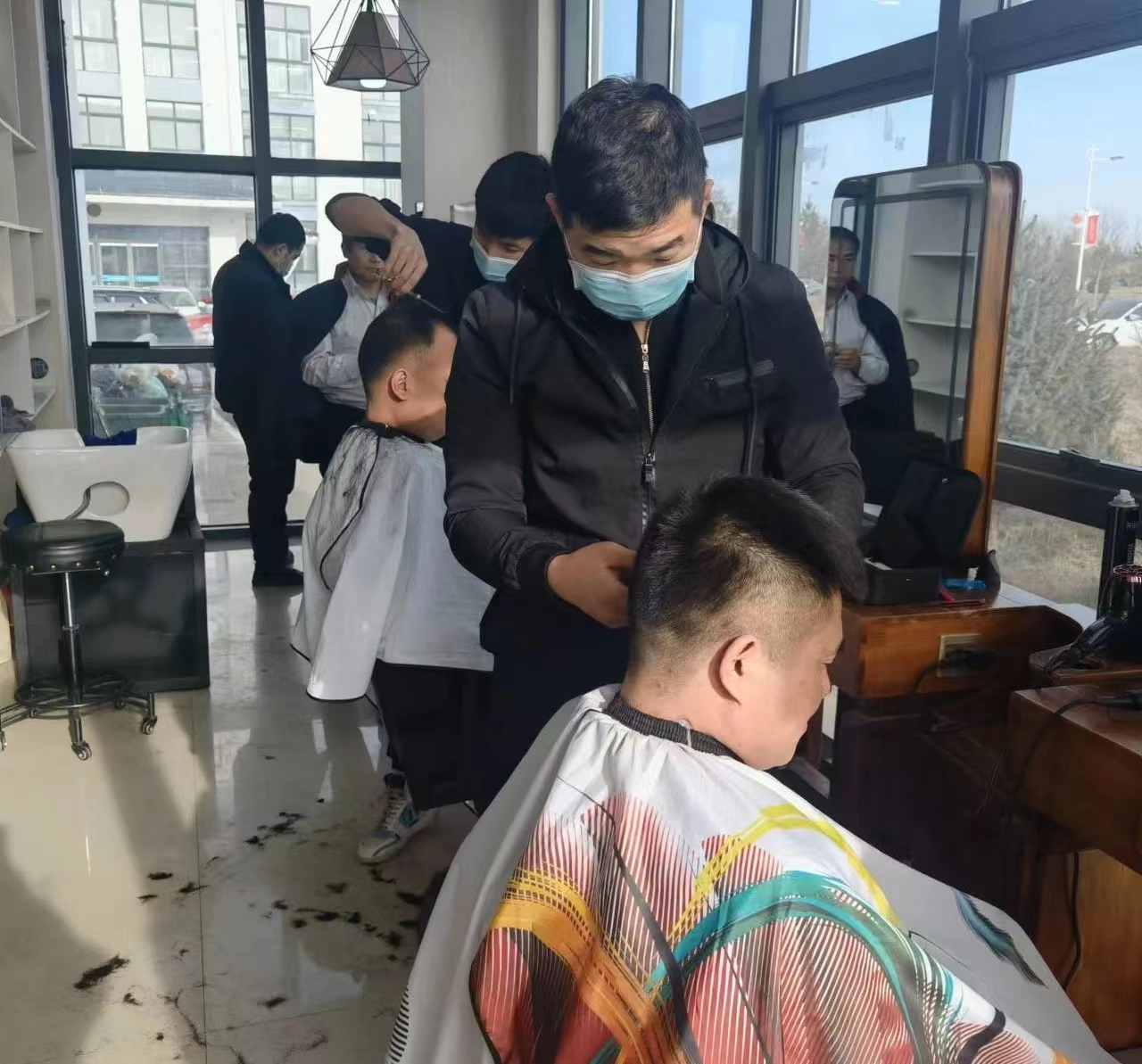 1673429656165459.jpeg “爱心自愿者”免费理发.jpg