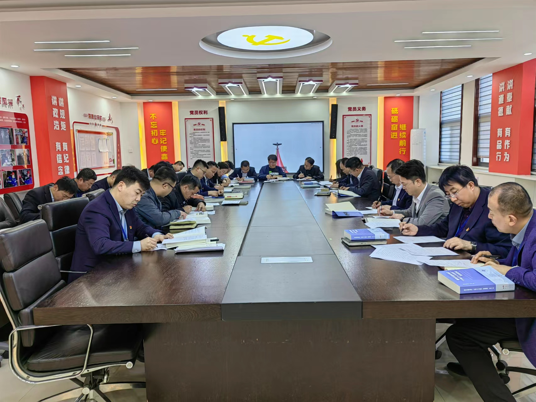 1680242815778605.jpeg 晨会落实工作.jpg