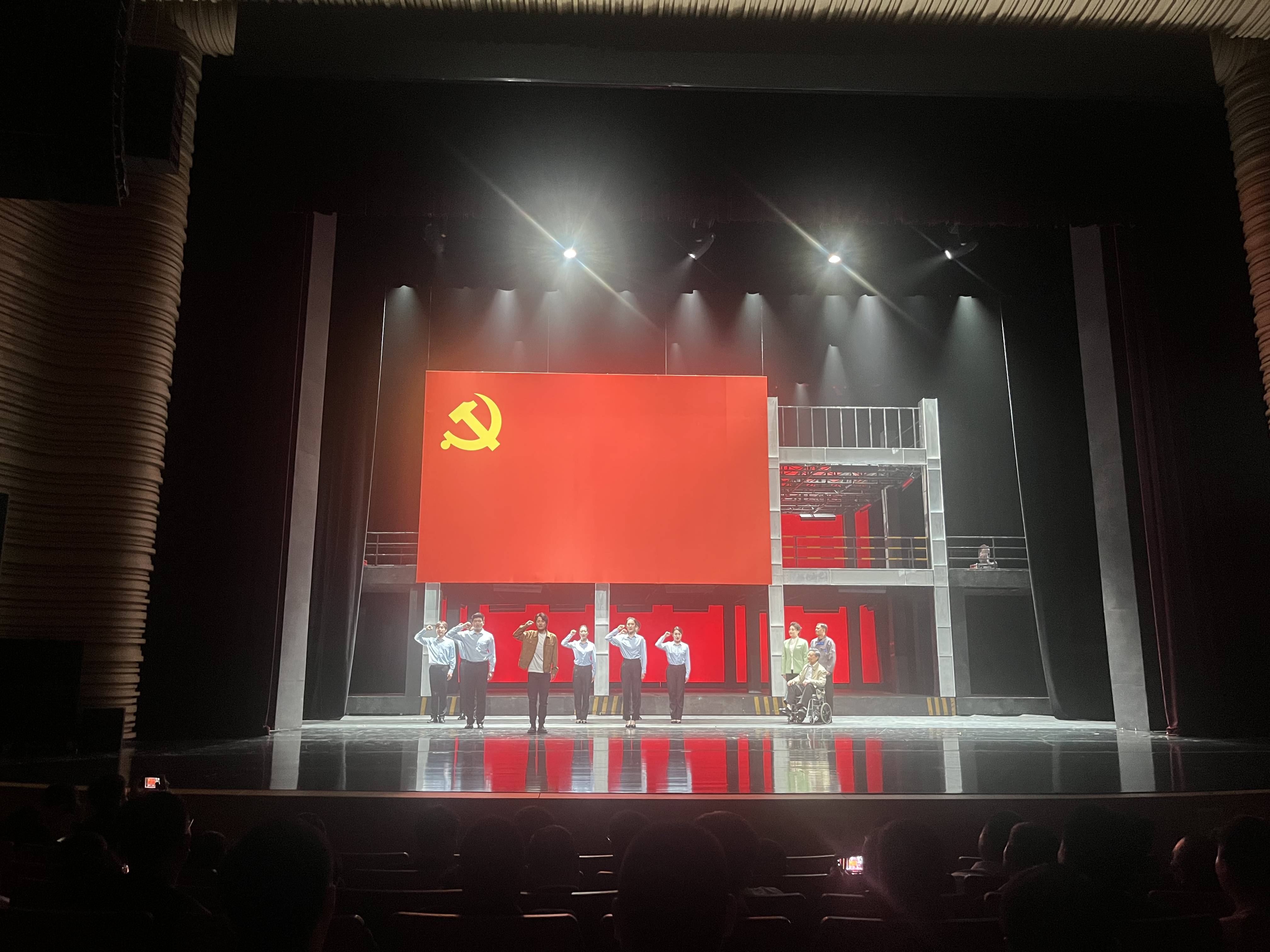 1682496116814821.jpeg 话剧照片.jpg