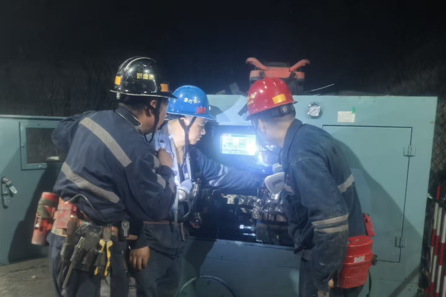 1757053712943801.jpeg 机电技术员向班组长及职工教授电工知识.jpg